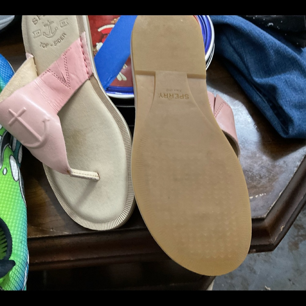 Ladies Sperry flip flops